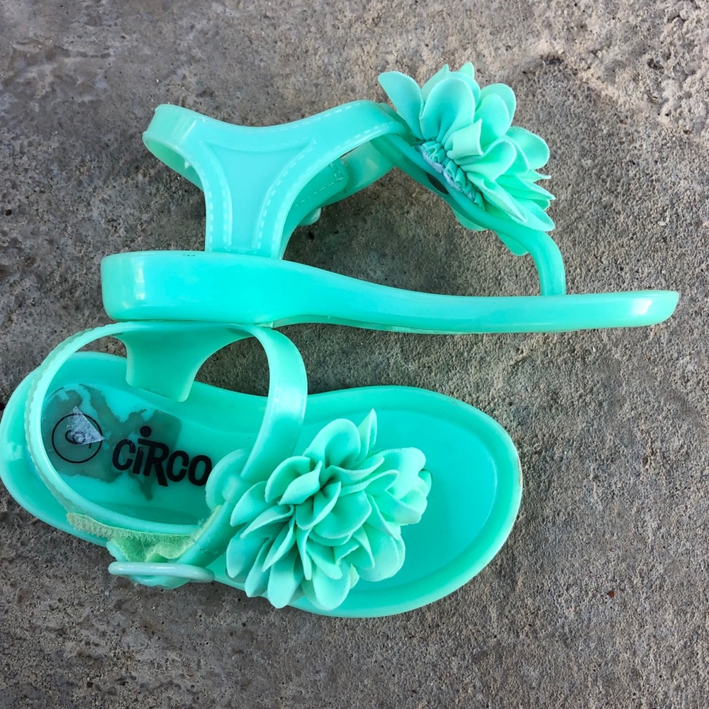 SOLD Toddler Girl Flower Sandals - Picture 2 of 6